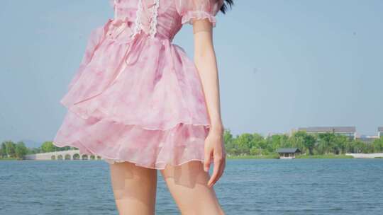 粉色短裙大长腿美女