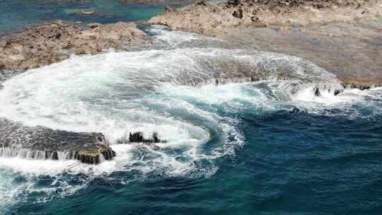 航拍海浪拍打海岸礁石岩石大海海边