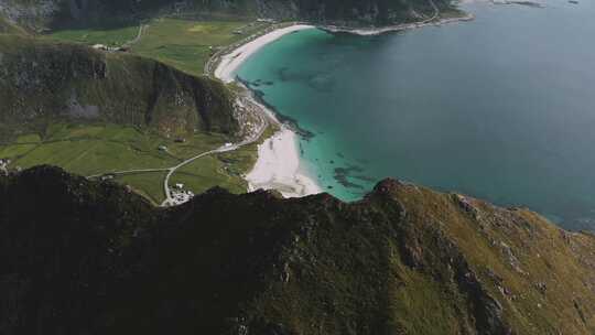 靠近海滩和山脉的海岸上的房子