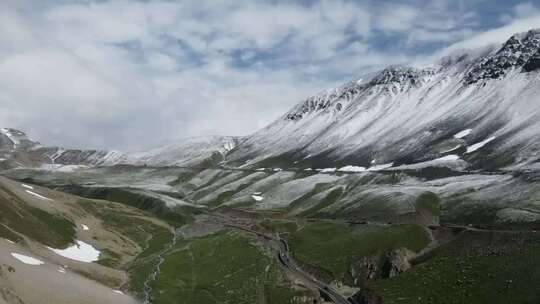 705前推独库北段雪山山脉和公路