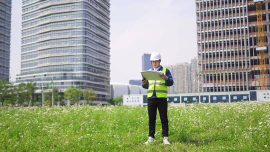 年轻项目经理现场施工图纸对讲机指挥施工视频素材模板下载