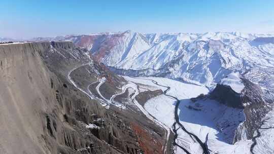 航拍新疆冬季安集海大峡谷山脉雪山