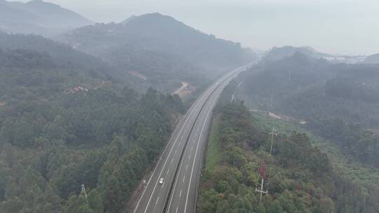 雨后高速公路雾天高速道路航拍雨天公路车辆