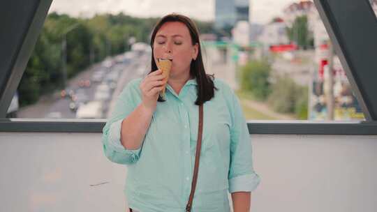 快乐的女人在户外华夫饼蛋卷里吃美味的白色