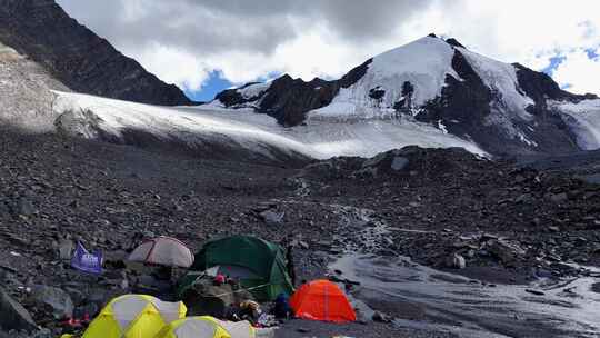 航拍攀登横断山脉乌库楚雪山的登山者C1营地