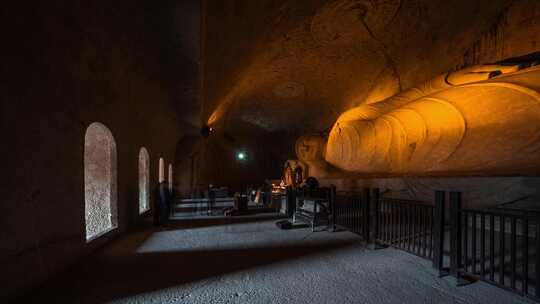 新昌大佛寺卧佛殿内卧佛和拜佛香客延时摄影