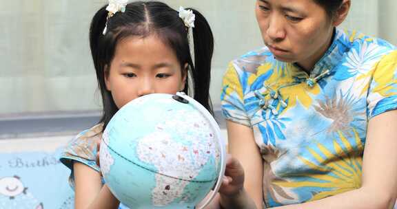 妈妈女儿看地球仪 家庭生活方式教育学习