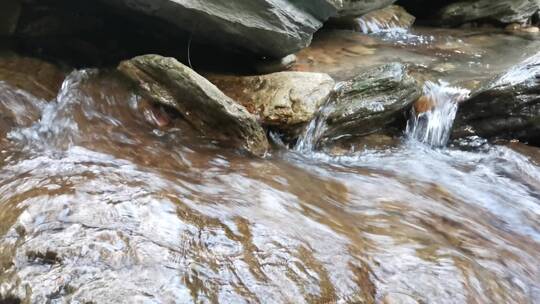 山涧清泉任性流 远无积虑近无忧