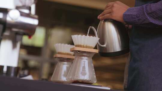 咖啡制作热水倒进咖啡过滤器中