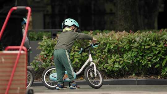 小孩骑单车