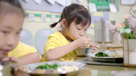 幼儿园小孩开心快乐的玩耍