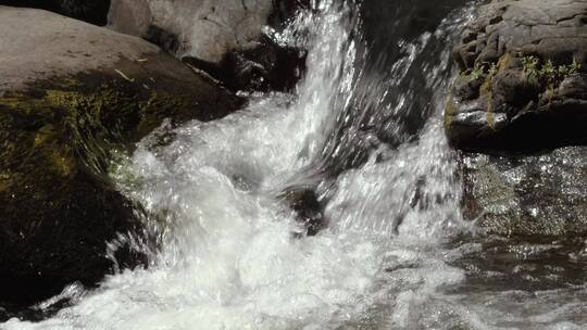 岩石间湍急的溪水