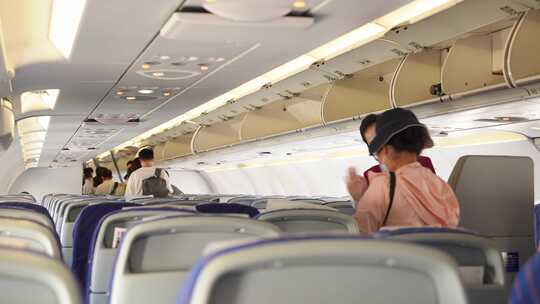 空姐和下飞机的乘客打招呼告别视频素材模板下载