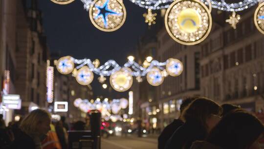 英国伦敦牛津街上空的圣诞灯和装饰品视频素材模板下载