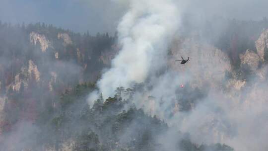 森林大火直升机救援视频素材模板下载