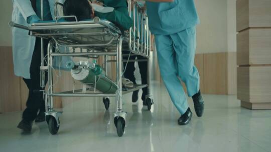 医疗团队推着病床上的病人进入手术室抢救
