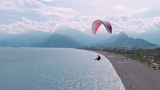 人乘着降落伞在海洋上空滑翔视频素材模板下载