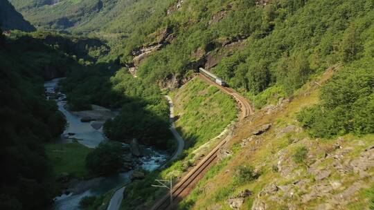 航拍挪威弗拉姆斯巴纳的一条长铁路线