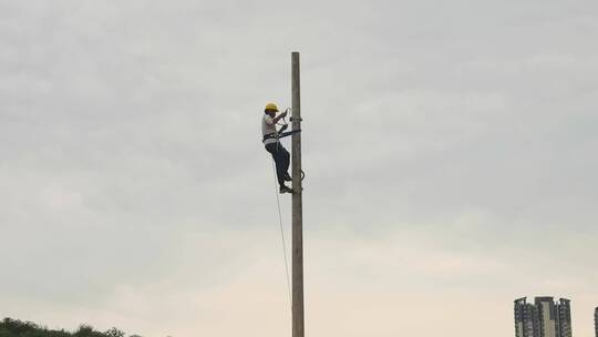 电力工人 电线杆维修抢修