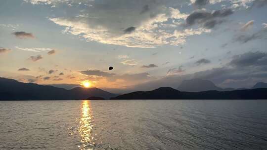 泸沽湖的夕阳