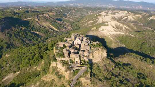 Civita di Bagnorego的鸟瞰景观，荒地景观。意大利拉齐奥美丽的夏日