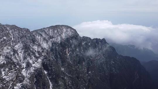 航拍佛教名山四川峨眉山，云海缭绕树林白雪视频素材模板下载