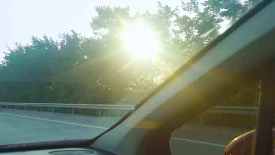 高速公路迎着夕阳开车