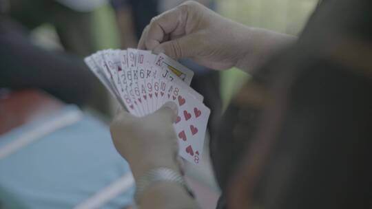 玩纸牌的人视频素材模板下载