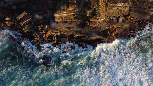 海浪拍打在悬崖峭壁上的慢动作