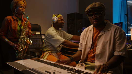 三位非裔美国爵士音乐家在录音室录制新音乐