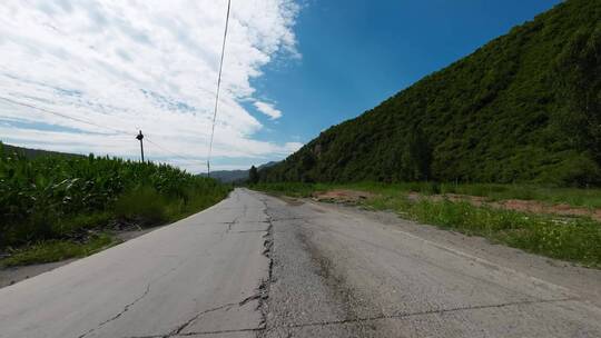 开车视角行驶在公路上  沿途风景