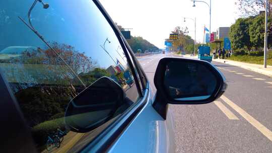 城市马路汽车开车第一视角后视镜风景视频素