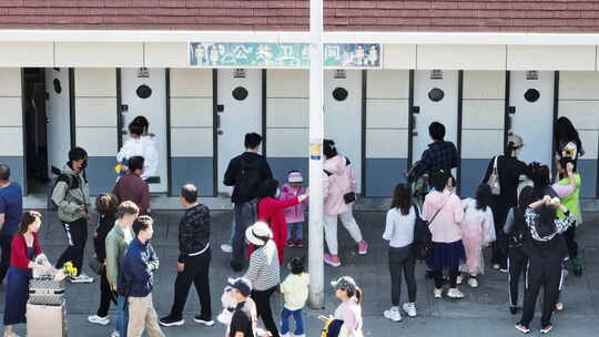 【合集】公共卫生间排队游客