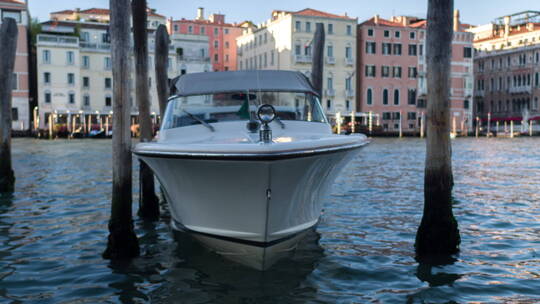 威尼斯海上的观光船