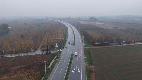 航拍乡村公路与田野风光
