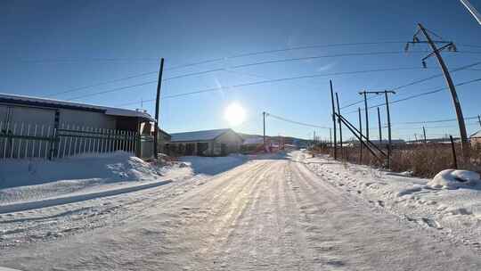 自驾在积雪覆盖的乡村公路