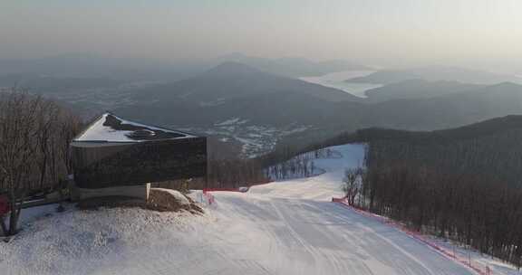 吉林松花湖滑雪场建筑与雪道远景