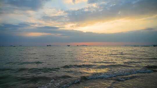 海南三亚湾海水浴场傍晚沙滩夕阳海浪