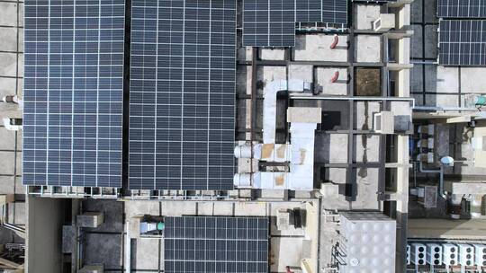 航拍屋顶制冷设备风机和光伏太阳能电池板
