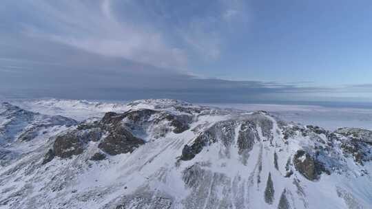 积雪覆盖的山地地形天线