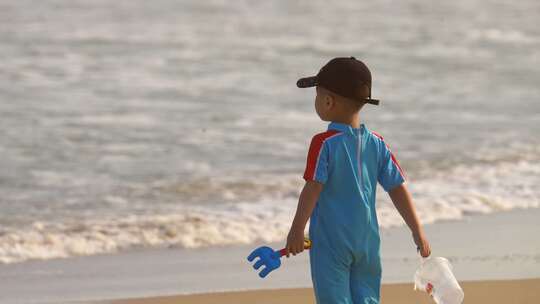 小孩小朋友儿童玩耍海边沙滩玩耍视频素材模板下载