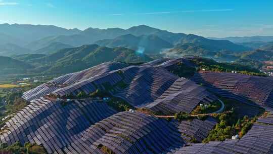 山顶上的太阳能光伏发电板航拍