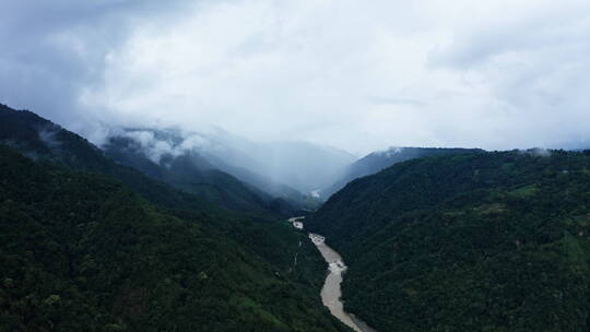 雨中的峡谷河流