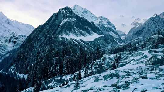 山巅白雪 万丈冰川 山间溪流 自然壮景