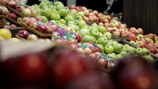 在水果市场、零售市场上成熟的红苹果视频素材模板下载
