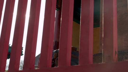 中国古老建筑阳光透过木质栅栏视频素材模板下载