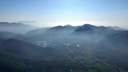 4k航拍清晨日出群山青山万重山平流雾云海