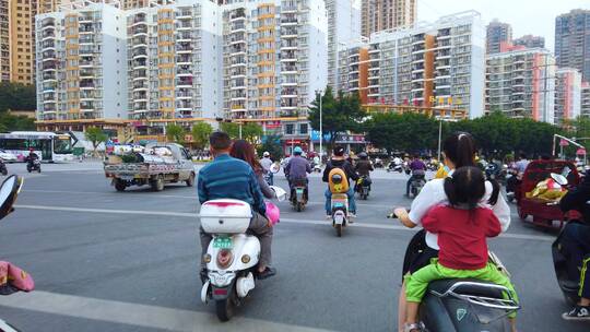 马路上骑电单车 骑行第一人称视角 街景