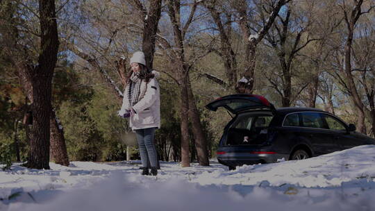 快乐的青年女人在雪地里玩耍