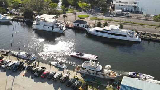新奥尔良港口的大型渡轮、游艇和快艇——空中拍摄视频素材模板下载